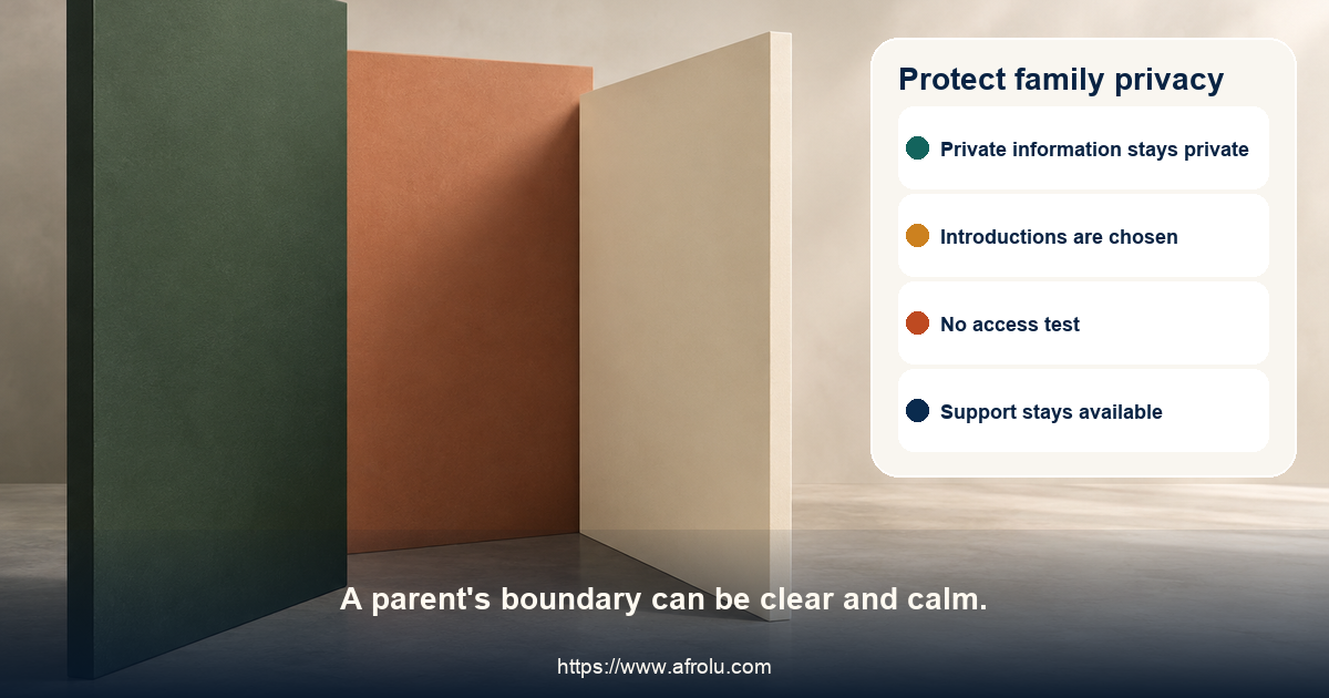 Layered green and clay privacy screens leave a clear opening around an unmarked centre, without family or child symbols.